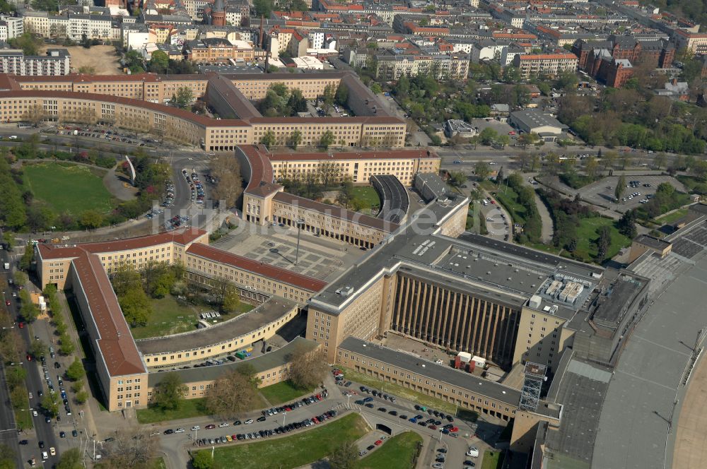 Luftbild Berlin - Fassade des Baudenkmales Flughafen Tempelhof am Platz der Luftbrücke in Berlin, Deutschland