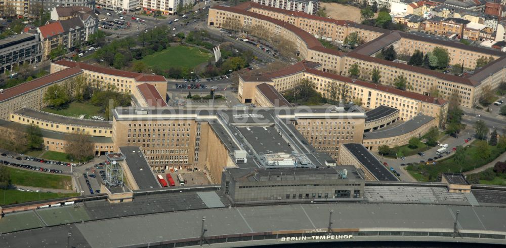 Berlin aus der Vogelperspektive: Fassade des Baudenkmales Flughafen Tempelhof am Platz der Luftbrücke in Berlin, Deutschland