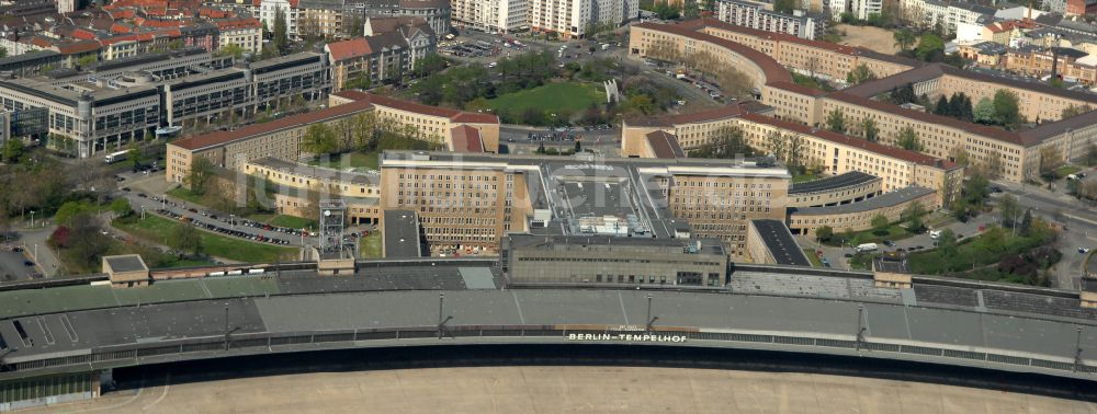 Luftaufnahme Berlin - Fassade des Baudenkmales Flughafen Tempelhof am Platz der Luftbrücke in Berlin, Deutschland