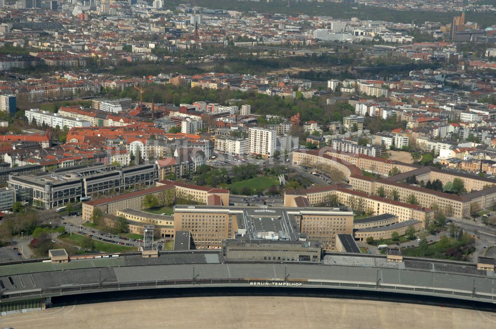 Berlin von oben - Fassade des Baudenkmales Flughafen Tempelhof am Platz der Luftbrücke in Berlin, Deutschland