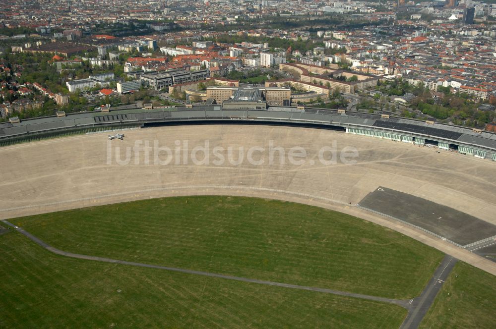 Berlin aus der Vogelperspektive: Fassade des Baudenkmales Flughafen Tempelhof am Platz der Luftbrücke in Berlin, Deutschland