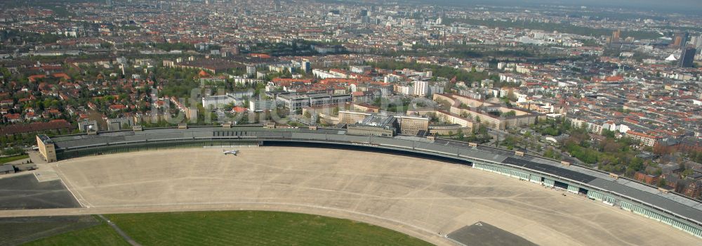 Luftbild Berlin - Fassade des Baudenkmales Flughafen Tempelhof am Platz der Luftbrücke in Berlin, Deutschland