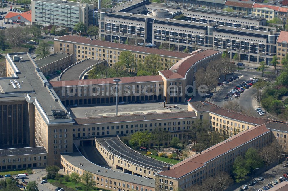 Luftaufnahme Berlin - Fassade des Baudenkmales Flughafen Tempelhof am Platz der Luftbrücke in Berlin, Deutschland