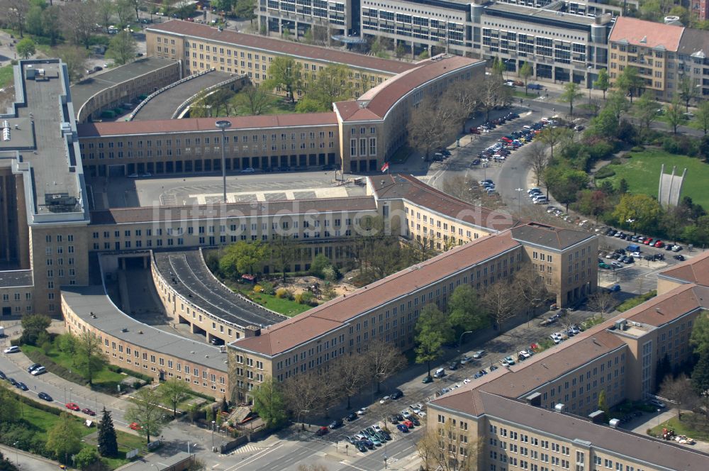 Berlin von oben - Fassade des Baudenkmales Flughafen Tempelhof am Platz der Luftbrücke in Berlin, Deutschland