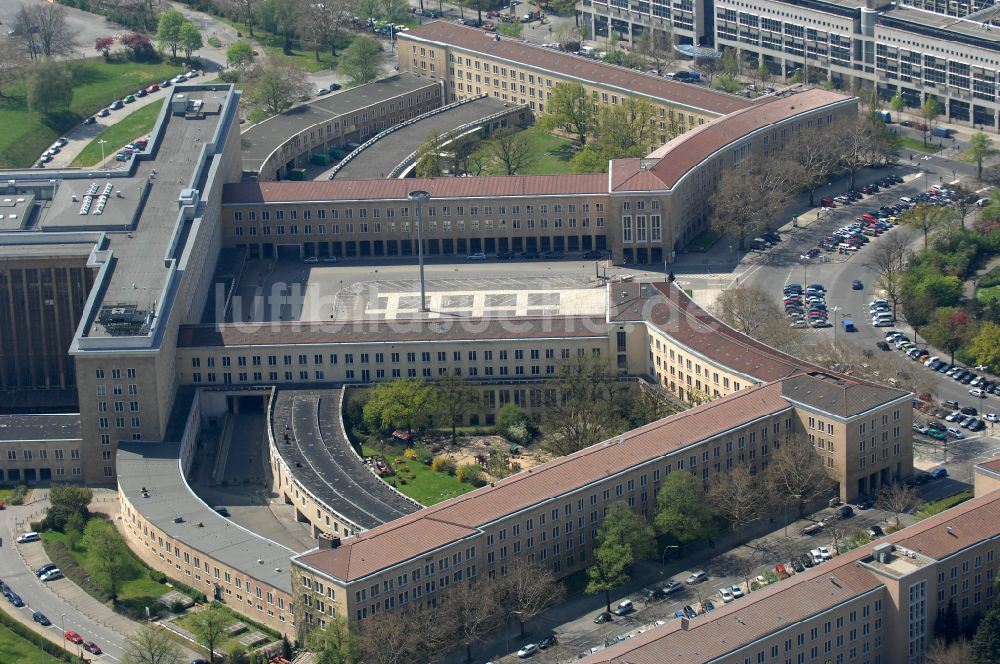 Luftbild Berlin - Fassade des Baudenkmales Flughafen Tempelhof am Platz der Luftbrücke in Berlin, Deutschland