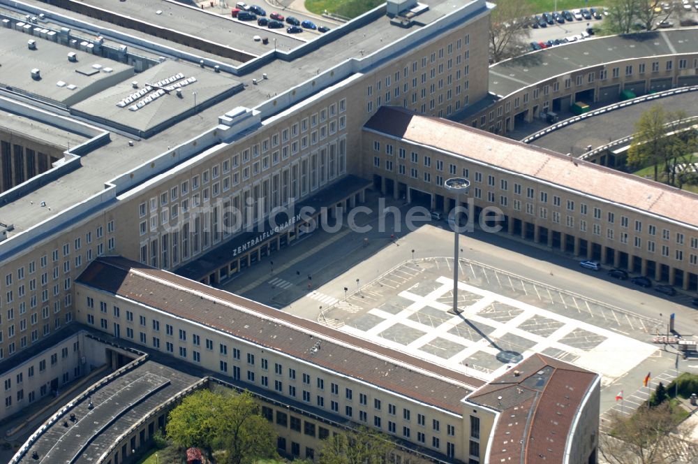 Luftaufnahme Berlin - Fassade des Baudenkmales Flughafen Tempelhof am Platz der Luftbrücke in Berlin, Deutschland