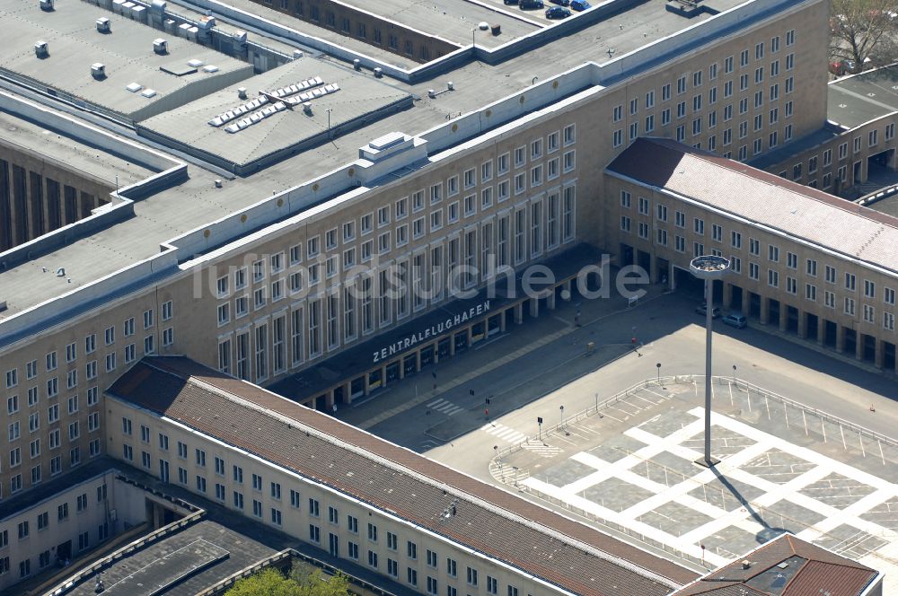 Berlin von oben - Fassade des Baudenkmales Flughafen Tempelhof am Platz der Luftbrücke in Berlin, Deutschland