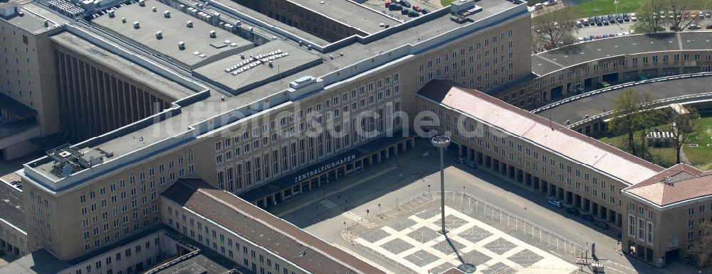 Berlin aus der Vogelperspektive: Fassade des Baudenkmales Flughafen Tempelhof am Platz der Luftbrücke in Berlin, Deutschland