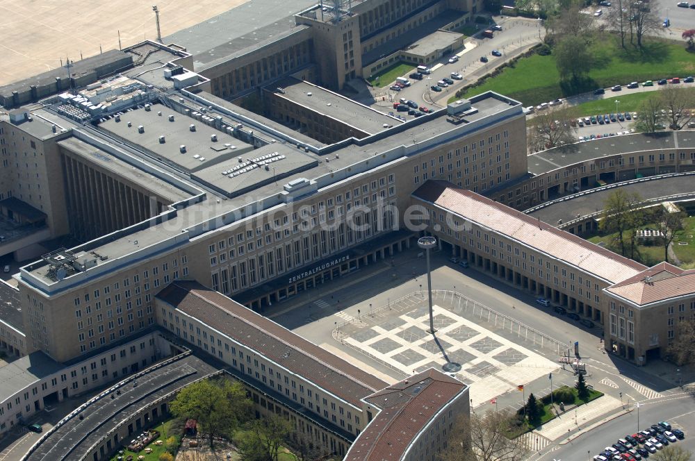 Luftbild Berlin - Fassade des Baudenkmales Flughafen Tempelhof am Platz der Luftbrücke in Berlin, Deutschland