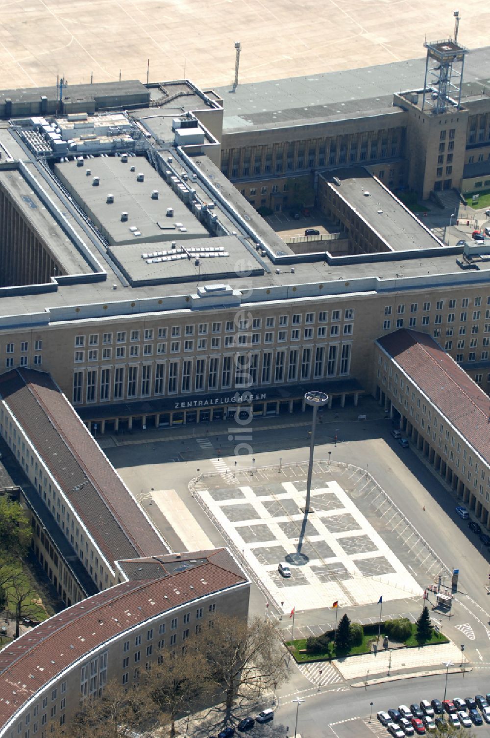 Luftaufnahme Berlin - Fassade des Baudenkmales Flughafen Tempelhof am Platz der Luftbrücke in Berlin, Deutschland