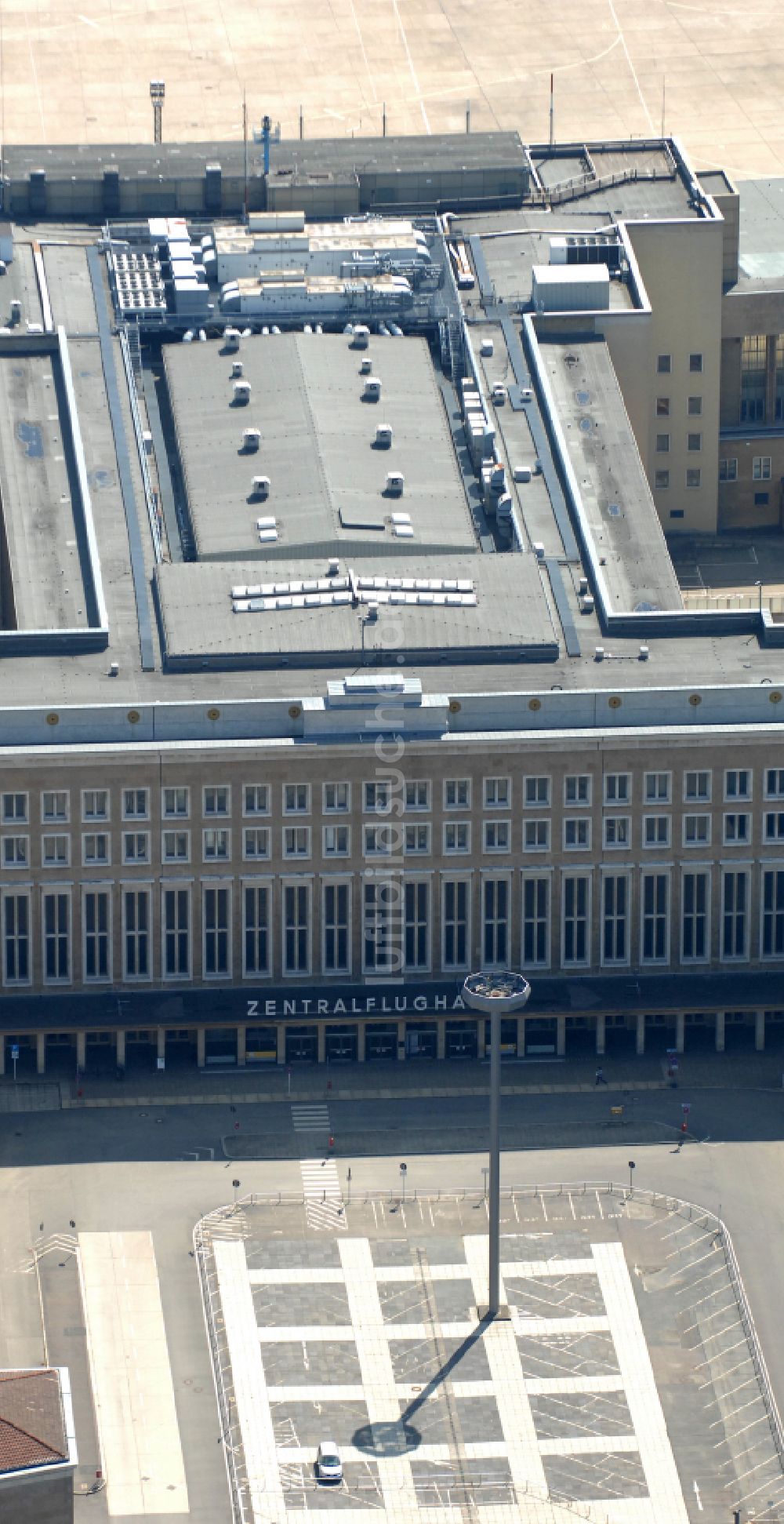 Berlin von oben - Fassade des Baudenkmales Flughafen Tempelhof am Platz der Luftbrücke in Berlin, Deutschland