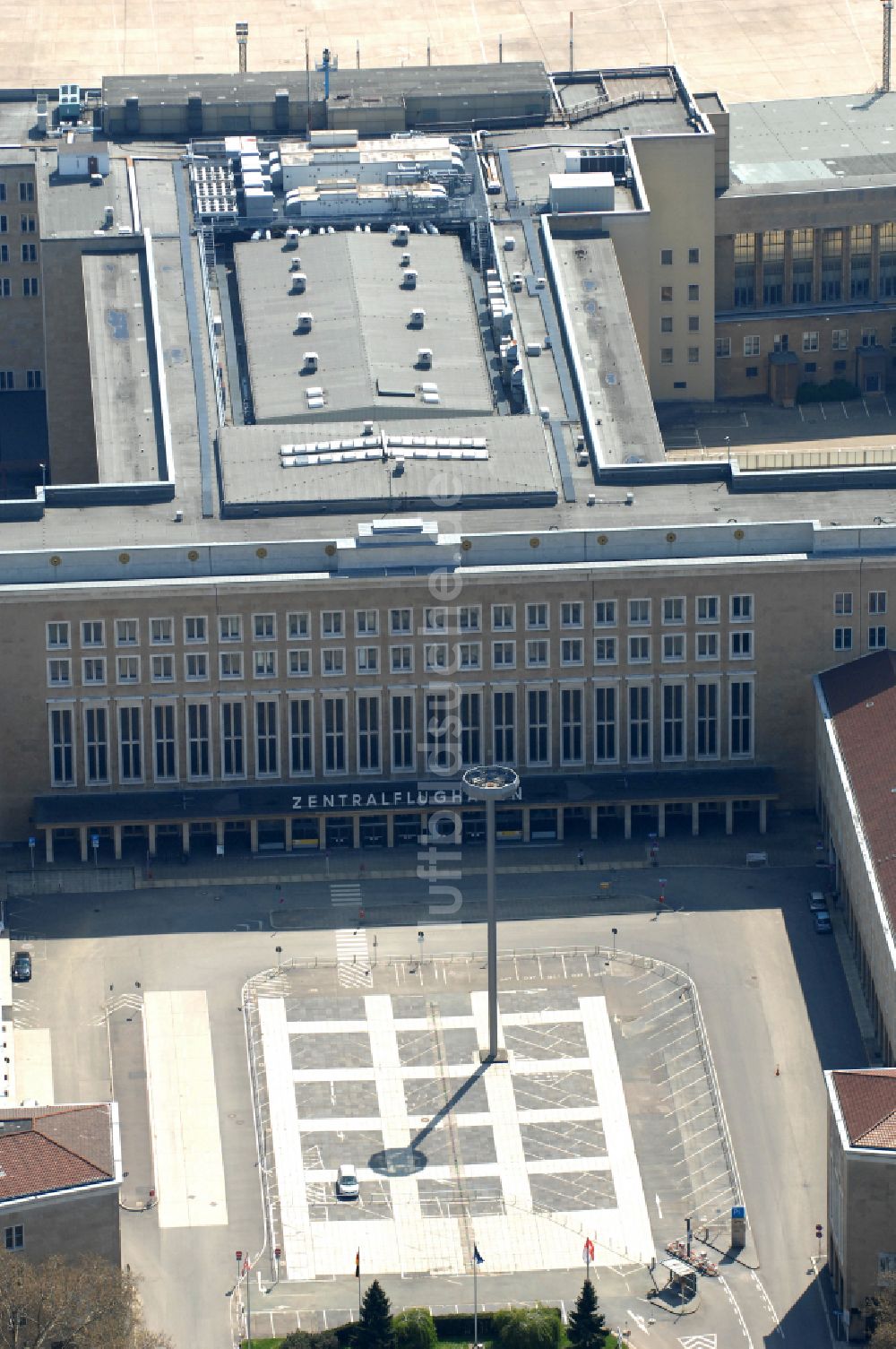 Berlin aus der Vogelperspektive: Fassade des Baudenkmales Flughafen Tempelhof am Platz der Luftbrücke in Berlin, Deutschland