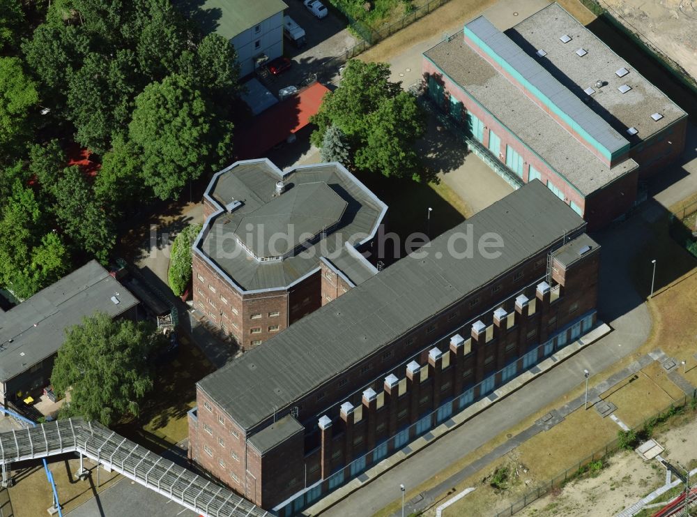 Berlin aus der Vogelperspektive: Fassade des Baudenkmales des Gleichrichterwerk einem ehemaligen Umspannwerk am Markgrafendamm in Berlin, Deutschland