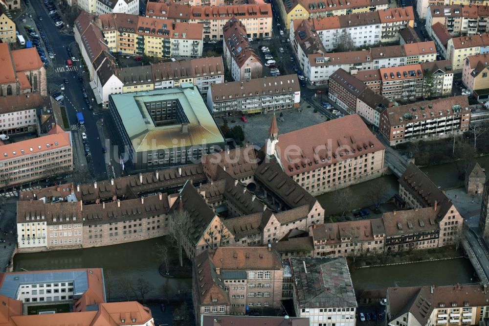 Nürnberg aus der Vogelperspektive: Fassade des Baudenkmales Heilig-Geist-Spital an der Spitalgasse am Ufer des Flußverlaufes der Pegnitz in Nürnberg im Bundesland Bayern