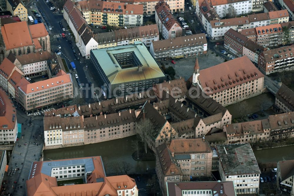 Luftbild Nürnberg - Fassade des Baudenkmales Heilig-Geist-Spital an der Spitalgasse am Ufer des Flußverlaufes der Pegnitz in Nürnberg im Bundesland Bayern