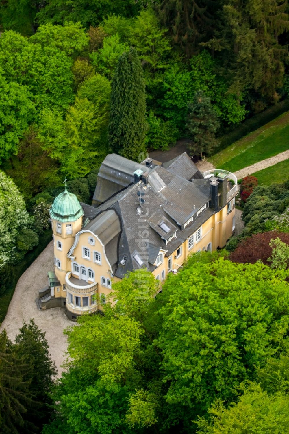 Luftbild Ennepetal - Fassade des Baudenkmales der historistischen Fabrikantenvilla mit Parkanlage „Haus Dörken“ auch „Haus Hesterberg“ in Ennepetal im Bundesland Nordrhein-Westfalen