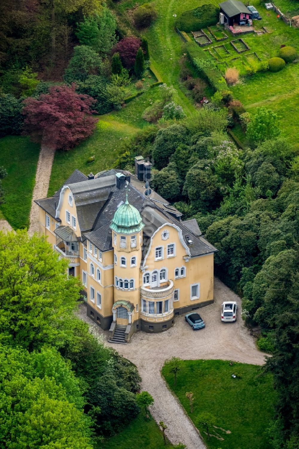 Ennepetal von oben - Fassade des Baudenkmales der historistischen Fabrikantenvilla mit Parkanlage „Haus Dörken“ auch „Haus Hesterberg“ in Ennepetal im Bundesland Nordrhein-Westfalen