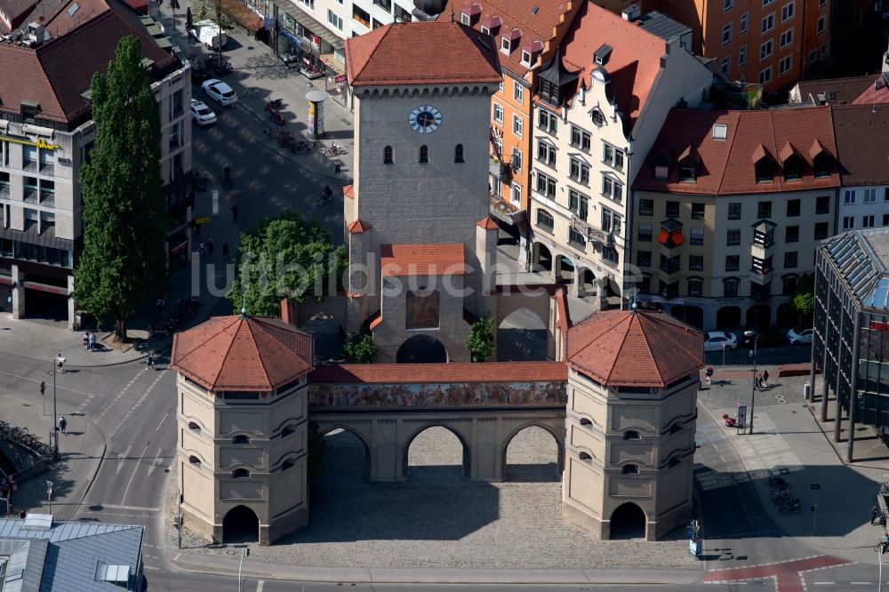 München von oben - Fassade des Baudenkmales Isartor in der Altstadt in München im Bundesland Bayern, Deutschland