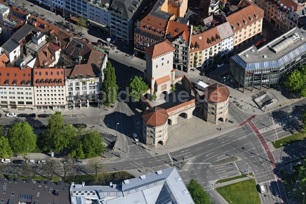 Luftbild München - Fassade des Baudenkmales Isartor in der Altstadt in München im Bundesland Bayern, Deutschland