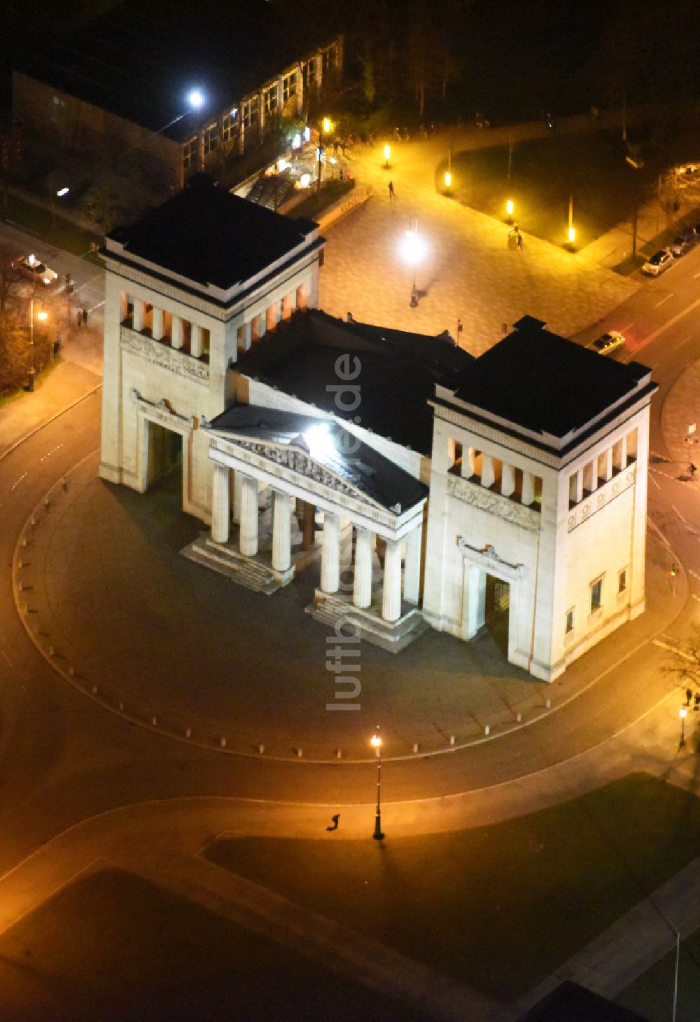 Luftaufnahme München - Fassade des Baudenkmales Propyläen am Königsplatz in München im Bundesland Bayern