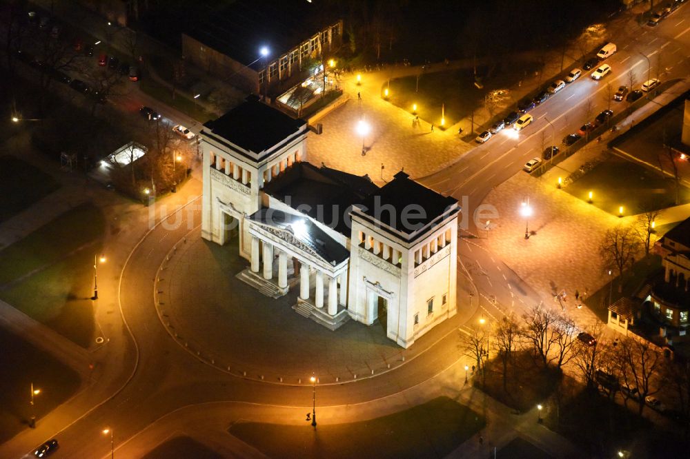 München von oben - Fassade des Baudenkmales Propyläen am Königsplatz in München im Bundesland Bayern