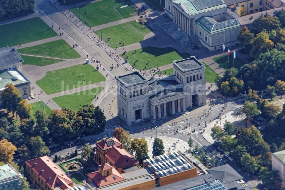 Luftaufnahme München - Fassade des Baudenkmales Propyläen am Königsplatz in München im Bundesland Bayern