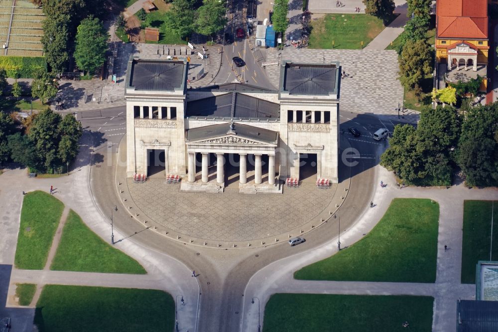 München aus der Vogelperspektive: Fassade des Baudenkmales Propyläen am Königsplatz in München im Bundesland Bayern