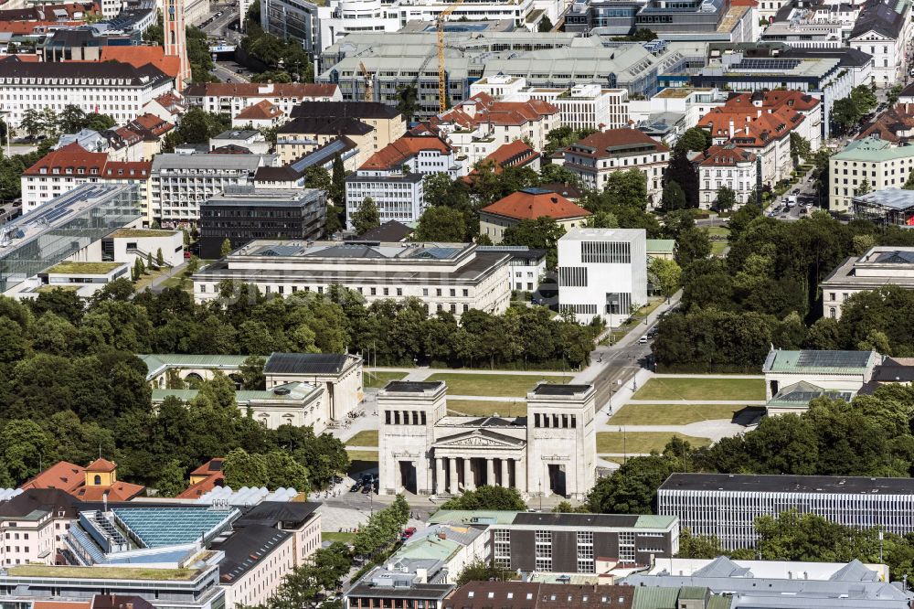 München von oben - Fassade des Baudenkmales Propyläen am Königsplatz in München im Bundesland Bayern