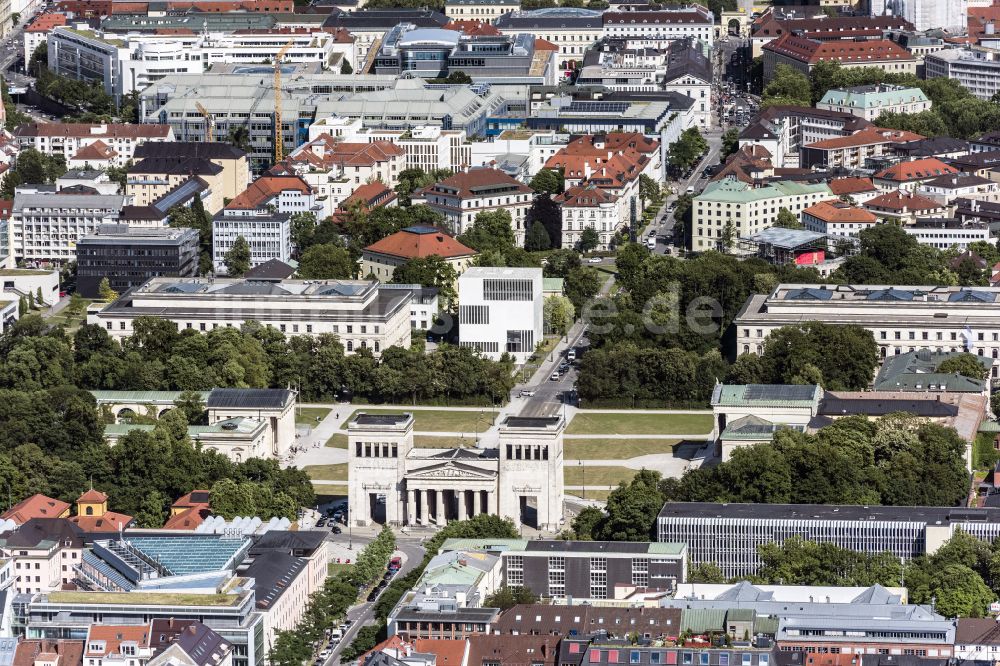 Luftbild München - Fassade des Baudenkmales Propyläen am Königsplatz in München im Bundesland Bayern