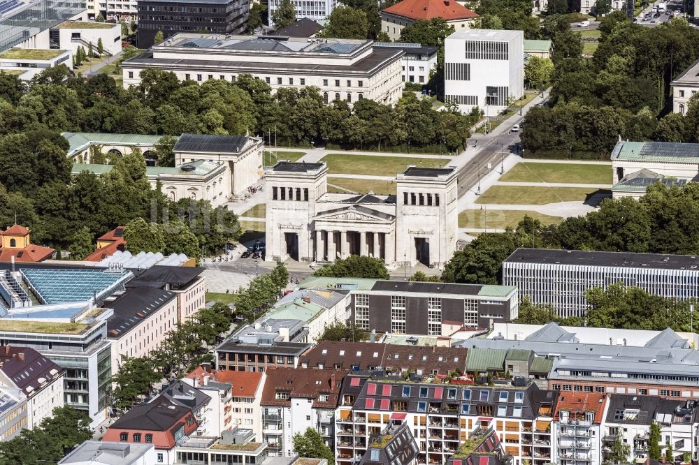 München von oben - Fassade des Baudenkmales Propyläen am Königsplatz in München im Bundesland Bayern