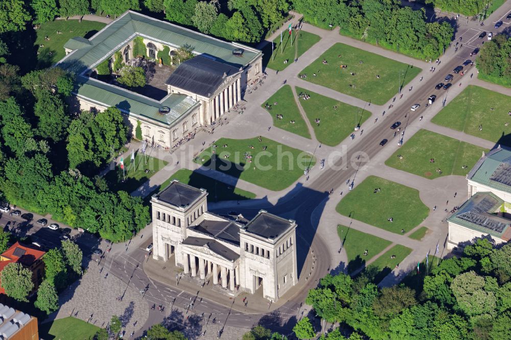 München von oben - Fassade des Baudenkmales Propyläen am Königsplatz in München im Bundesland Bayern