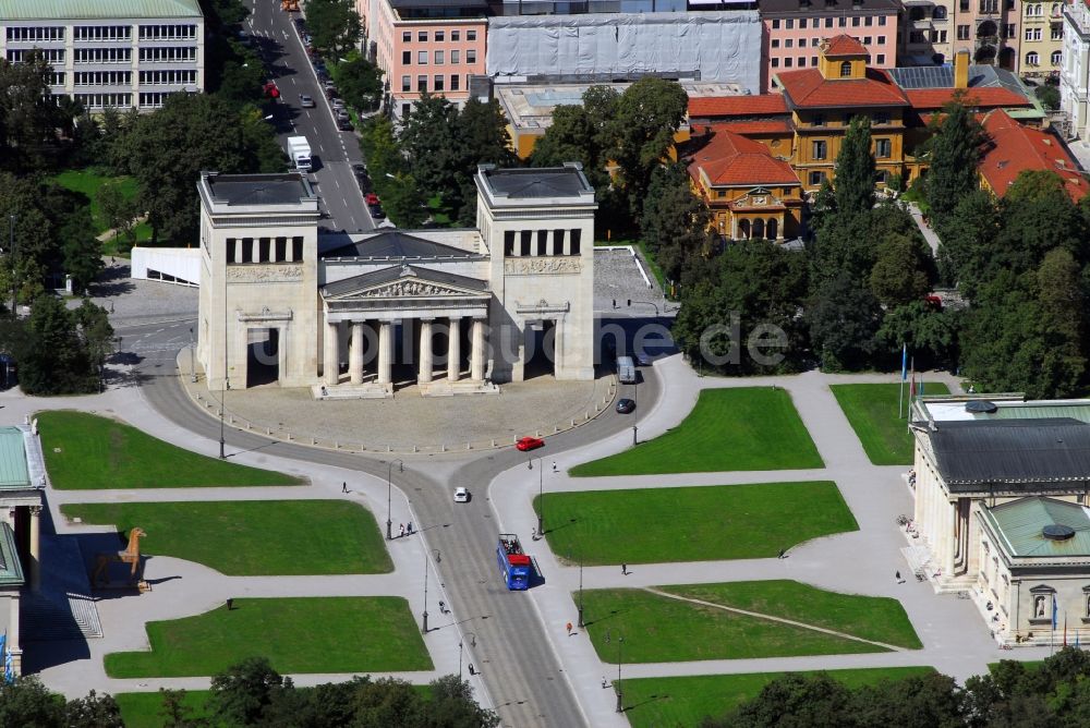 München von oben - Fassade des Baudenkmales Propyläen am Königsplatz im Ortsteil Maxvorstadt in München im Bundesland Bayern