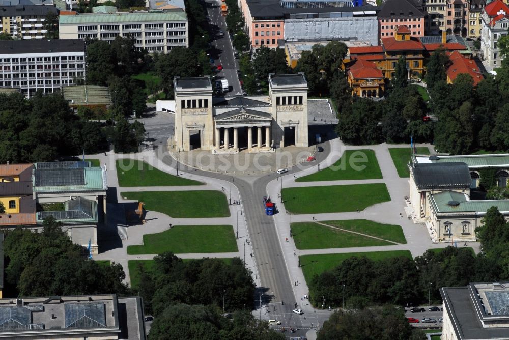 München aus der Vogelperspektive: Fassade des Baudenkmales Propyläen am Königsplatz im Ortsteil Maxvorstadt in München im Bundesland Bayern