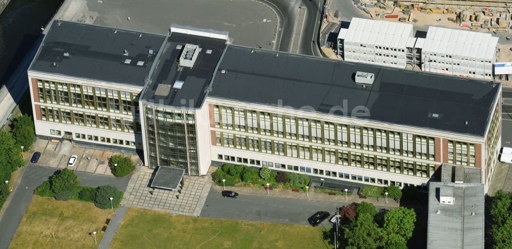 Berlin aus der Vogelperspektive: Fassade des Baudenkmales Staatsratsgebäude der ESMT Berlin. The business school founded by business am Schloßplatz im Ortsteil Mitte in Berlin, Deutschland