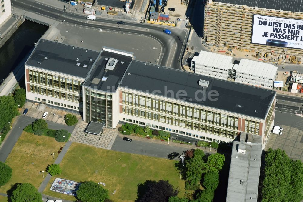 Luftbild Berlin - Fassade des Baudenkmales Staatsratsgebäude der ESMT Berlin. The business school founded by business am Schloßplatz im Ortsteil Mitte in Berlin, Deutschland