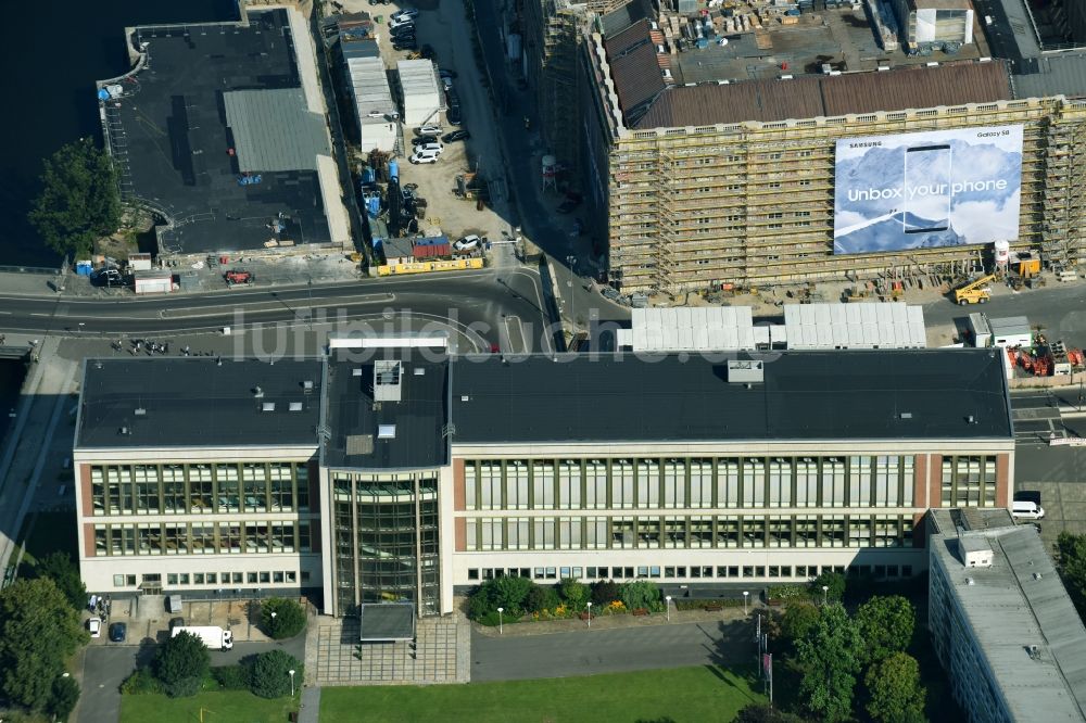 Berlin aus der Vogelperspektive: Fassade des Baudenkmales Staatsratsgebäude der ESMT Berlin. The business school founded by business am Schloßplatz im Ortsteil Mitte in Berlin, Deutschland