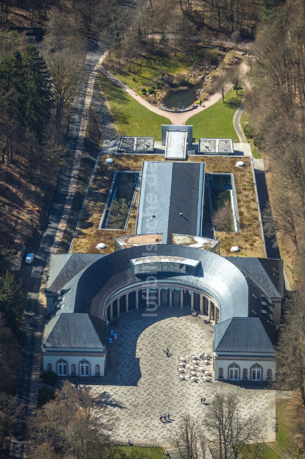 Bad Wildungen von oben - Fassade des Baudenkmales Wandelhalle An der Georg-Viktor-Quelle in Bad Wildungen im Bundesland Hessen, Deutschland