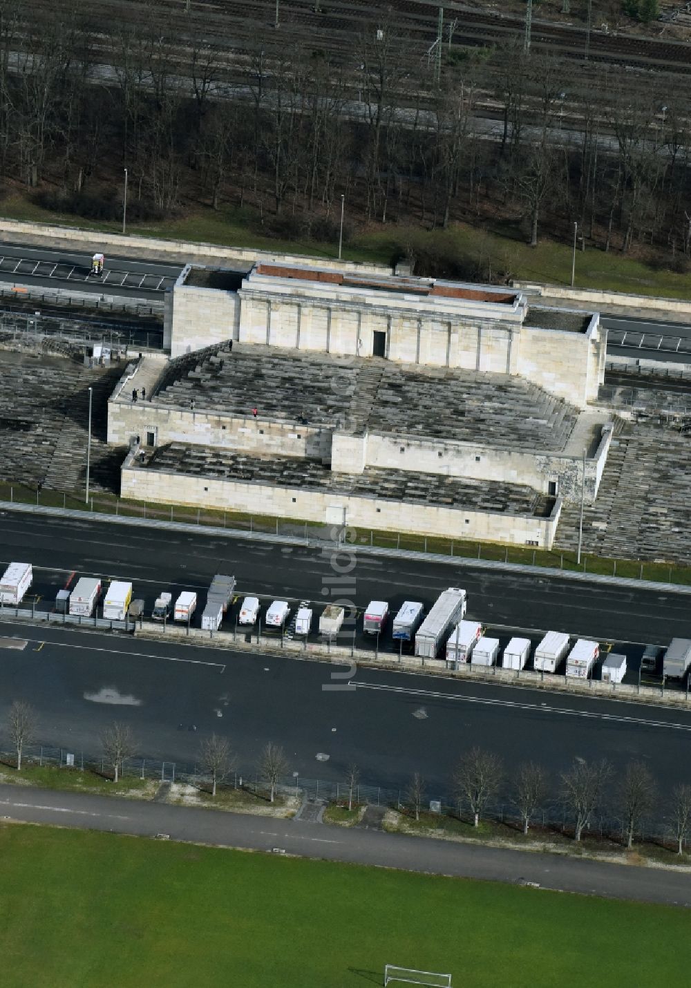 Nürnberg von oben - Fassade des Baudenkmales Zeppelin-Tribüne an der Beuthener Straße in Nürnberg im Bundesland Bayern