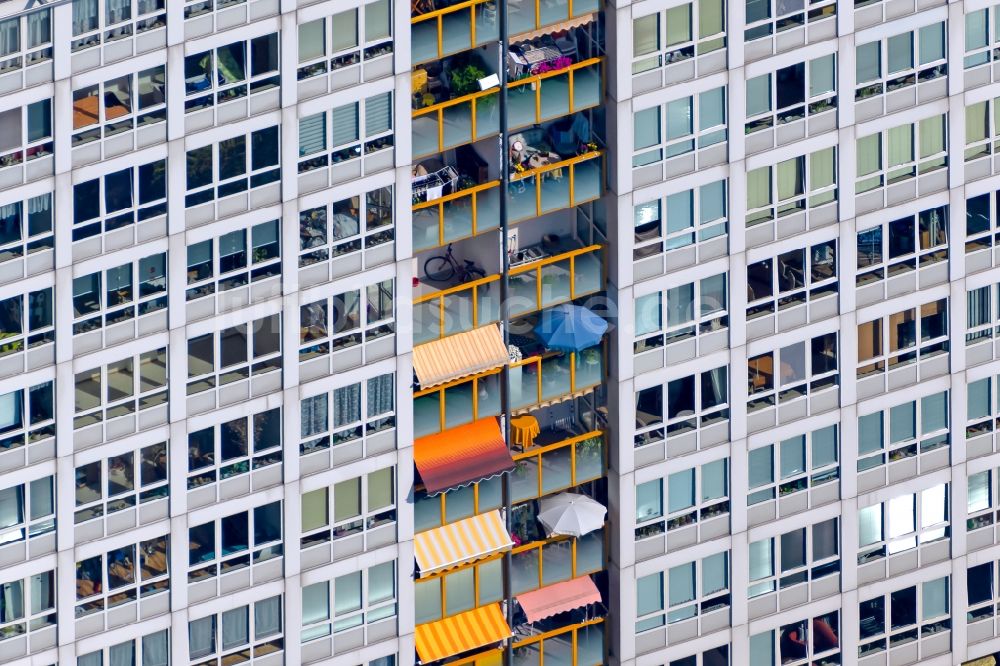 Luftaufnahme Leipzig - Fassade des Hochhaus- Gebäude im Wohngebiet an der Hans-Marchwitza-Straße in Leipzig im Bundesland Sachsen, Deutschland