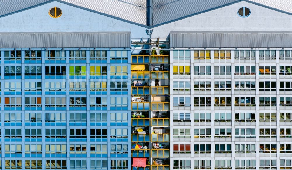 Leipzig von oben - Fassade des Hochhaus- Gebäude im Wohngebiet an der Hans-Marchwitza-Straße in Leipzig im Bundesland Sachsen, Deutschland