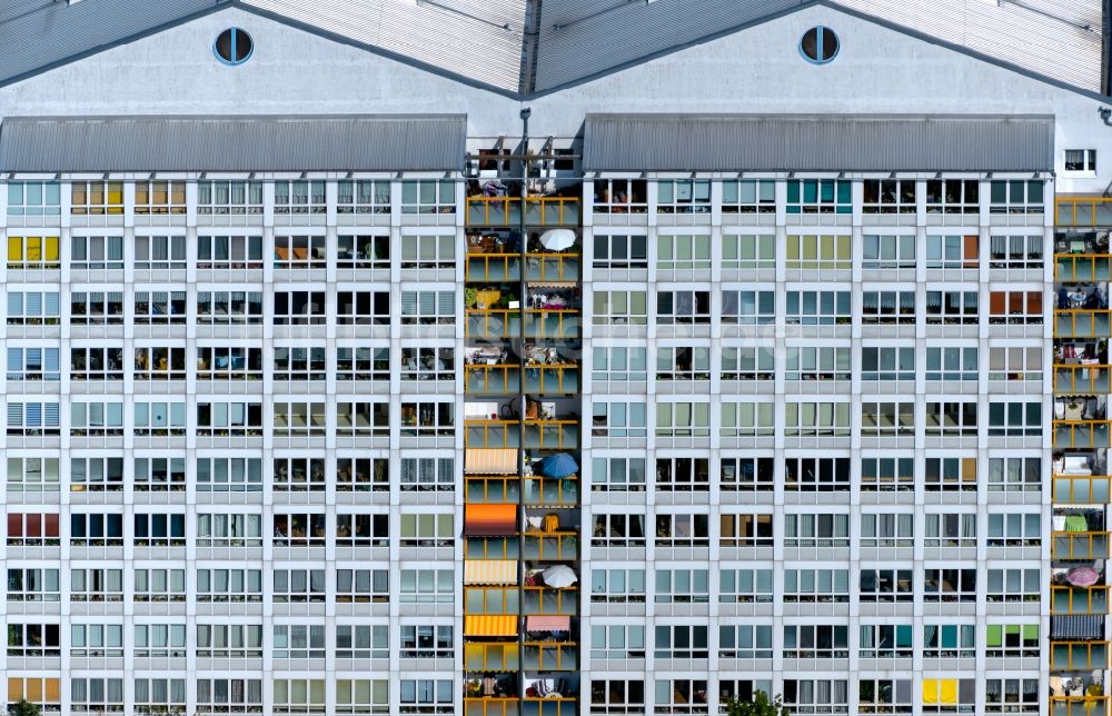 Leipzig aus der Vogelperspektive: Fassade des Hochhaus- Gebäude im Wohngebiet an der Hans-Marchwitza-Straße in Leipzig im Bundesland Sachsen, Deutschland