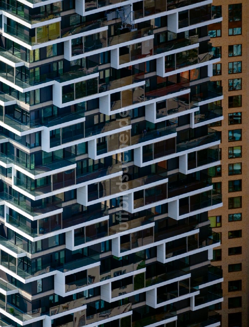 Luftaufnahme Frankfurt am Main - Fassade des Hochhaus- Gebäudes im Wohngebiet ONE FORTY WEST in Frankfurt am Main im Bundesland Hessen, Deutschland