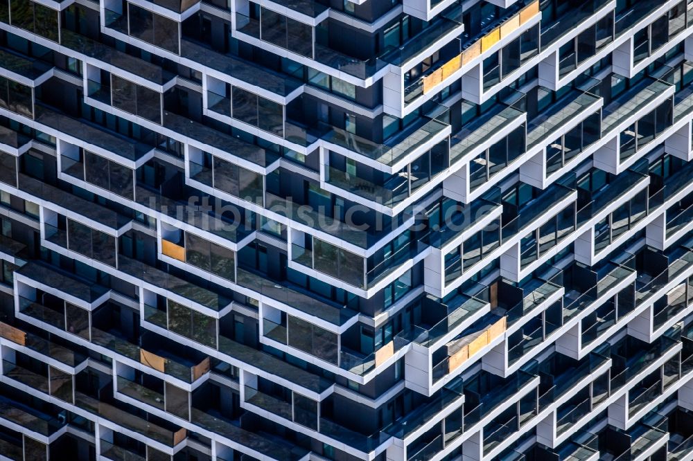 Frankfurt am Main aus der Vogelperspektive: Fassade des Hochhaus- Gebäudes im Wohngebiet ONE FORTY WEST in Frankfurt am Main im Bundesland Hessen, Deutschland