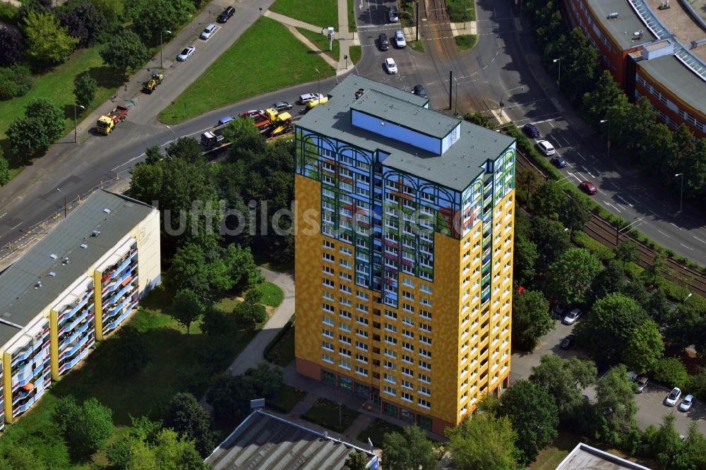 Berlin Marzahn von oben - Fassaden- Bemalung an einem Wohn- Hochhaus an der Alle der Kosmonauten im Stadtteil Marzahn von Berlin