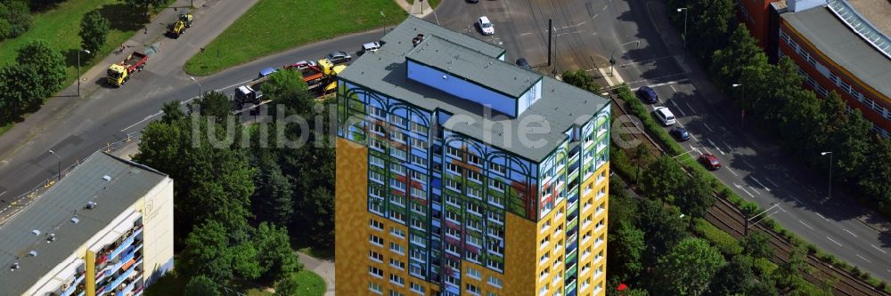 Berlin Marzahn aus der Vogelperspektive: Fassaden- Bemalung an einem Wohn- Hochhaus an der Alle der Kosmonauten im Stadtteil Marzahn von Berlin