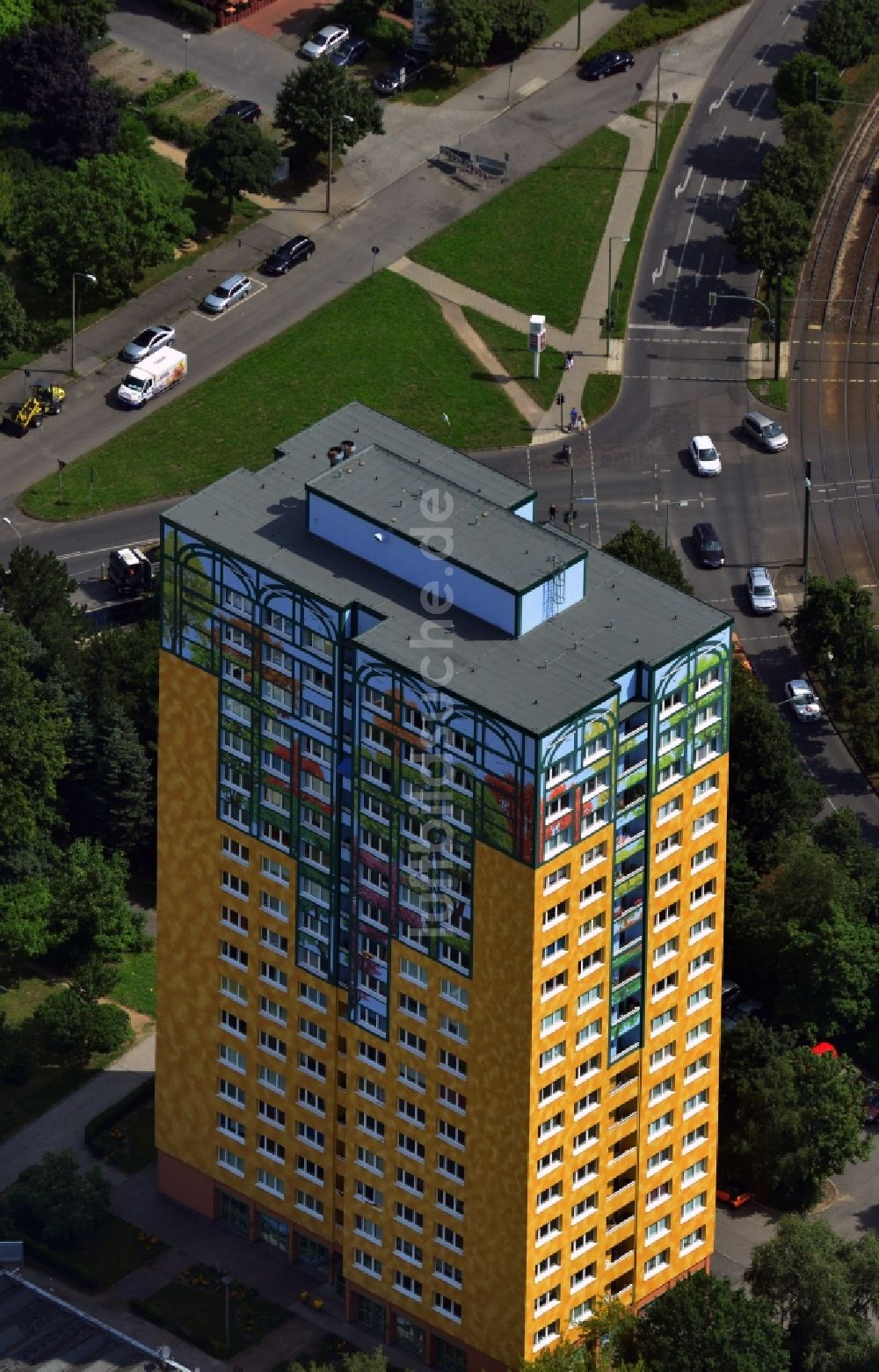 Berlin Marzahn aus der Vogelperspektive: Fassaden- Bemalung an einem Wohn- Hochhaus an der Alle der Kosmonauten im Stadtteil Marzahn von Berlin