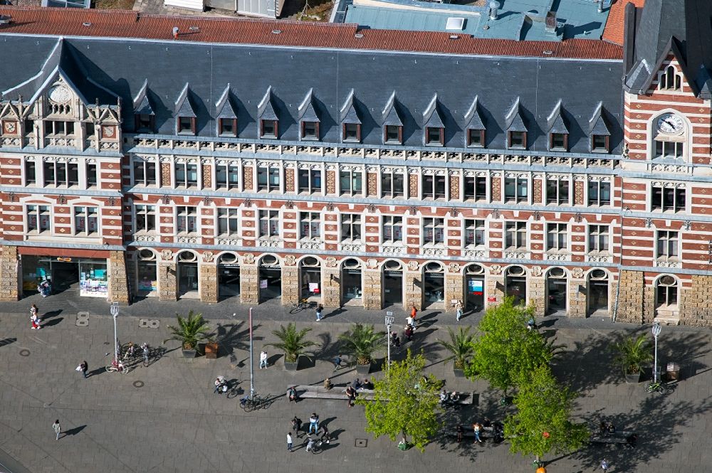 Erfurt aus der Vogelperspektive: Fassaden der Einkaufsstraße Anger im Zentrum in Erfurt im Bundesland Thüringen, Deutschland