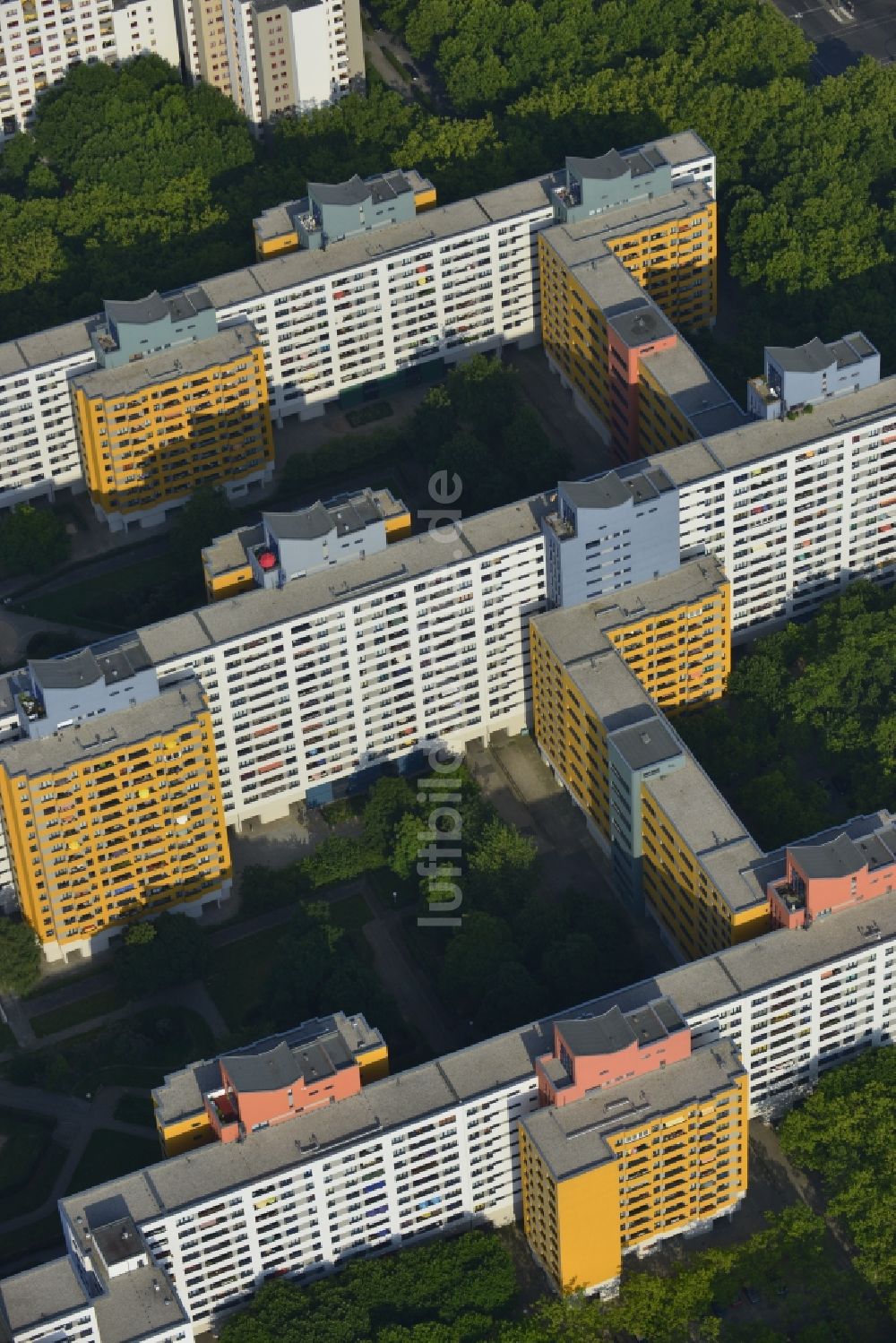 Luftaufnahme Berlin Reinickendorf - Fassaden - sanierte Wohnsiedlung mit Plattenbauten - Hochhäusern im Märkischen Viertel in Tegel - Reinickendorf in Berlin