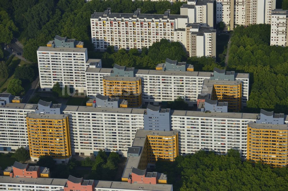 Berlin Reinickendorf von oben - Fassaden - sanierte Wohnsiedlung mit Plattenbauten - Hochhäusern im Märkischen Viertel in Tegel - Reinickendorf in Berlin