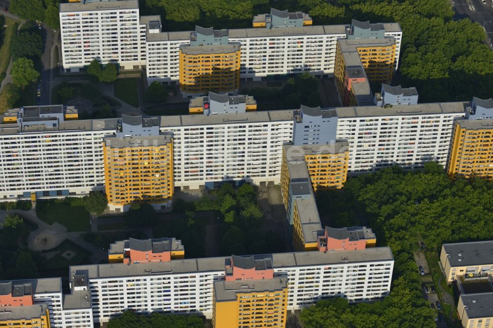 Luftaufnahme Berlin Reinickendorf - Fassaden - sanierte Wohnsiedlung mit Plattenbauten - Hochhäusern im Märkischen Viertel in Tegel - Reinickendorf in Berlin